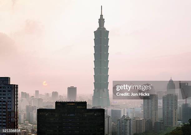 taipei skyline from elephant mountain, taiwan. - taipei 101 stock-fotos und bilder