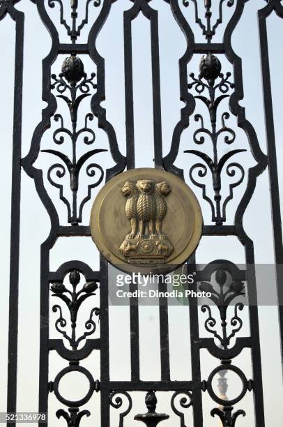 indian national symbol on gate of rashtrapati bhavan at delhi, india - rashtrapati bhavan presidential palace stock pictures, royalty-free photos & images