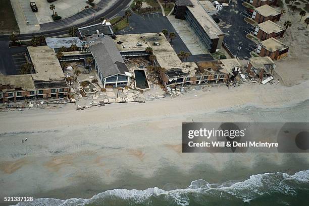 damaged beachside buildings - 1989 hurricane hugo stock-fotos und bilder