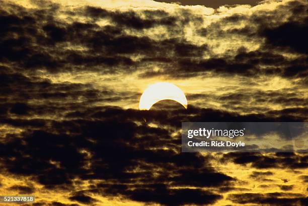 annular solar eclipse - ringförmige sonnenfinsternis stock-fotos und bilder