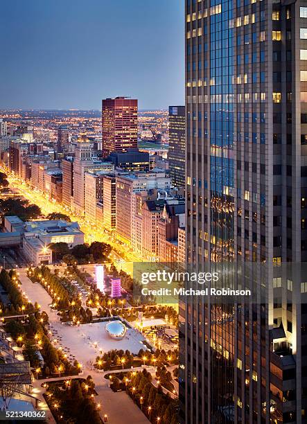 michigan avenue at twilight - millennium park chicago stock-fotos und bilder