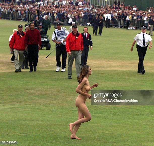 Best quality available) Streaker runs past Tiger Woods at the Open Championships 2000 Tiger Woods is preceeded onto the 18th green by a streaker at...