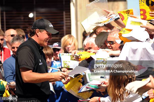 The Open 2010 Golf THE OPEN CHAMPIONSHIP, ST. ANDREWS - PRACTICE DAY. PHIL MICKELSON SIGNS FOR AUTOGRAPH HUNTERS