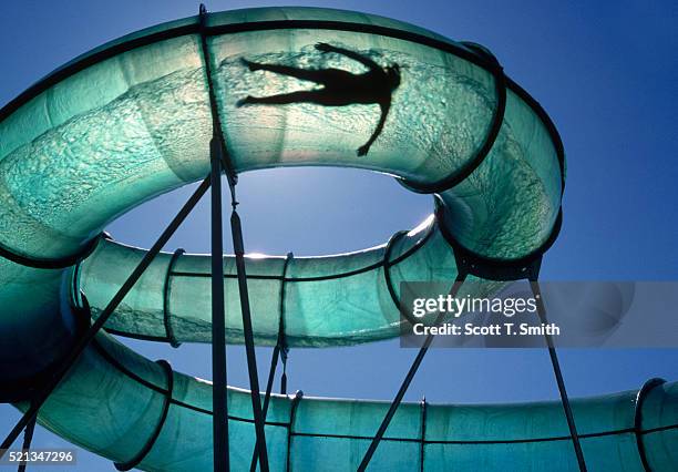 corkscrew water slide - water slide stockfoto's en -beelden