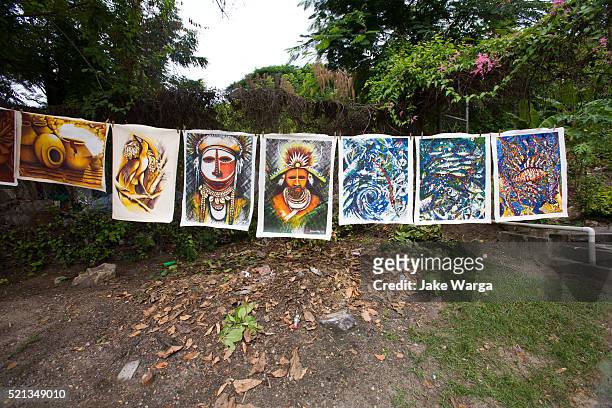 souvenir paintings for sale, market day, port moresby, papua new guinea - jake warga stock pictures, royalty-free photos & images