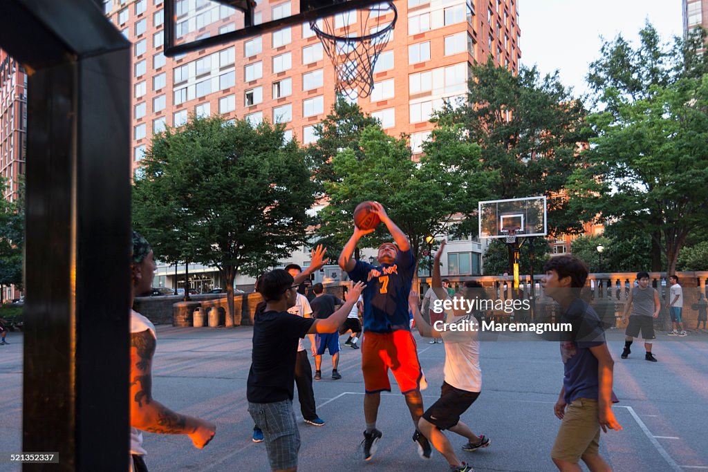 Battery Park, playing basket