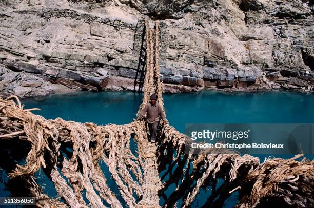 rope bridge - touwbrug stockfoto's en -beelden