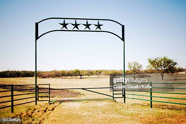 gate to ranch - ranch foto e immagini stock