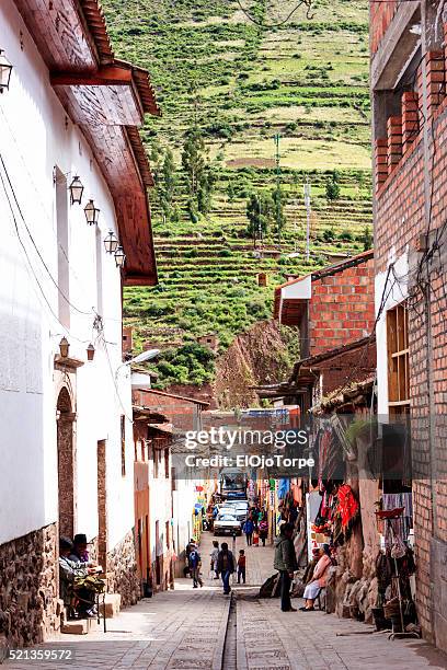 view of street in ollantaytambo, perú - urubamba valley stock pictures, royalty-free photos & images