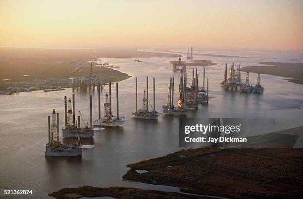 oil drilling platforms off texan coast - gulf coast states stockfoto's en -beelden