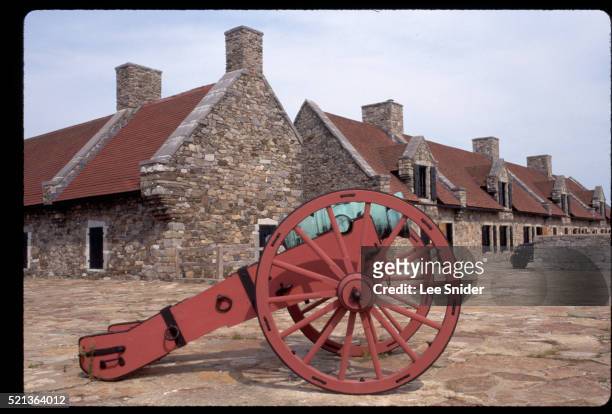 howitzer gun on south barracks terrace - fort ticonderoga stock pictures, royalty-free photos & images