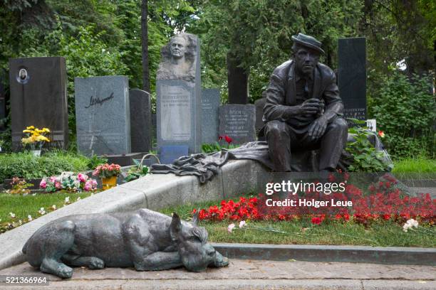 grave of circus clown yuri nikulin and his dog in novodevichy cemetery - garden tomb stock pictures, royalty-free photos & images