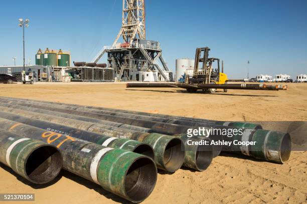 drilling for oil in the kern river oilfield near bakersfield, california, usa. - kern river oil field stock pictures, royalty-free photos & images