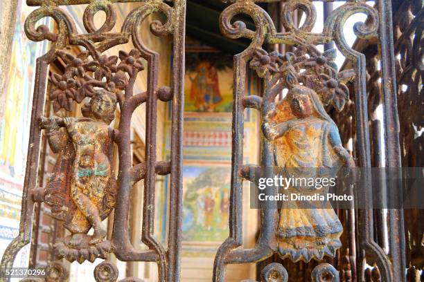 metal work on gate with radha and krishna, fatehpur shekhavati, rajasthan, india - radha stock-fotos und bilder