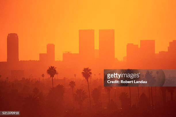 hazy sky over los angeles - los angeles california fotografías e imágenes de stock