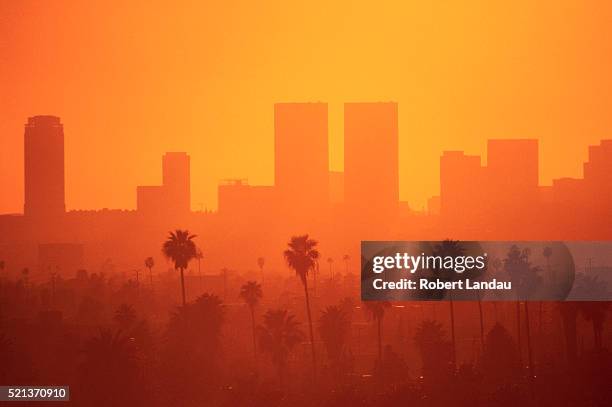 hazy sky over los angeles - condado de los angeles imagens e fotografias de stock