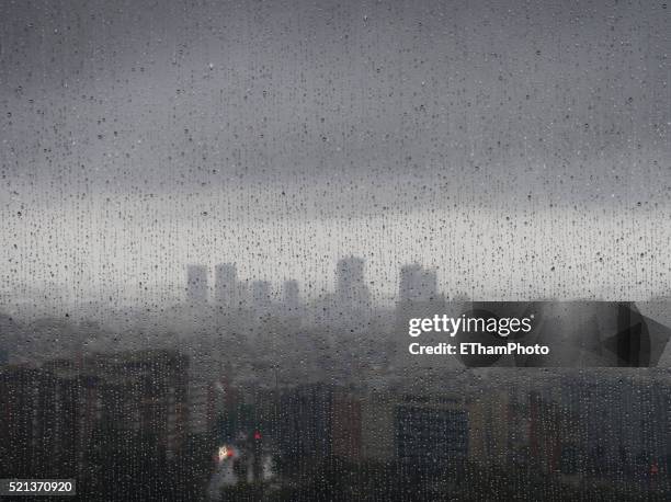 barcelona in the rain - shower 個照片及圖片檔