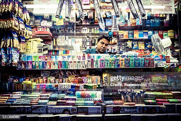 zeitschriften, süßigkeiten und snack straße einkaufen - pakistanischer abstammung stock-fotos und bilder