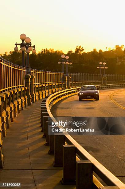 car traversing historic colorado street bridge, pasadena ca - pasadena california stock-fotos und bilder