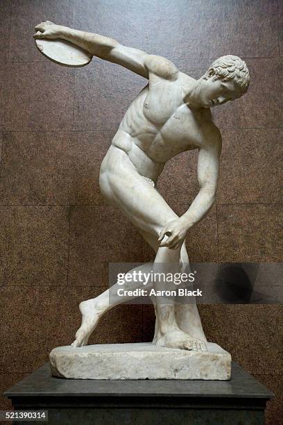 discus thrower, british museum - lancer du disque photos et images de collection