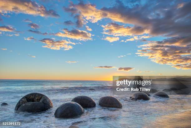 moeraki boulders sunrise - moeraki boulders ストックフォトと画像