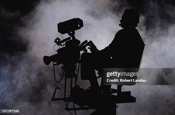 smoke surrounding cameraman - cameraman photos et images de collection