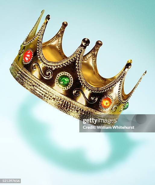 birthday crown - crown headwear stockfoto's en -beelden