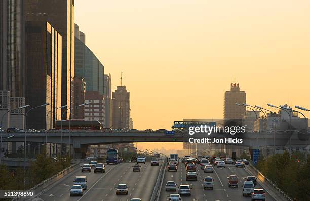 jianguomenwai dajie at sunset. - jianguomenwai stockfoto's en -beelden