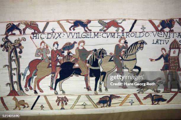 the bayeux tapestry, william the conqueror, detail - normannische eroberung stock-fotos und bilder