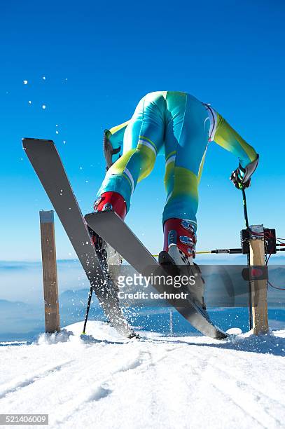 alpine skifahrer ab dem giant slalom-rennen - slalom skiing stock-fotos und bilder