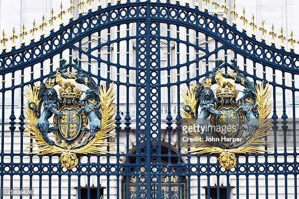 the queens coat of arms, buckingham palace gates, london, u.k. - buckingham palace gates stock pictures, royalty-free photos & images