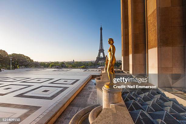 eiffel tower from trocadero in paris, france - statue paris photos et images de collection