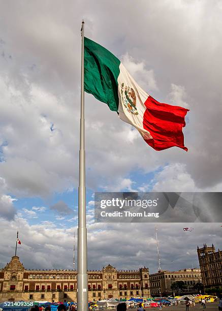 mexican flag, the zocalo, mexico city - bandera mexicana fotografías e imágenes de stock
