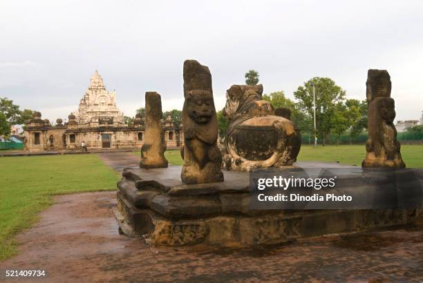 kailasanatha temple in sandstones pallava king narasimhavarman son mahendra kanchipuram near chennai, tamil nadu - fiji family stock-fotos und bilder