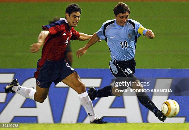 Cristian Rodriguez de la seleccion de Uruguay, disputa el balon con Sebastian Montesinos de Chile, durante el partido por el campeonato Sudamericano...