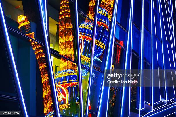 paris-las vegas reflected in citycenter las vegas. - las vegas foto e immagini stock