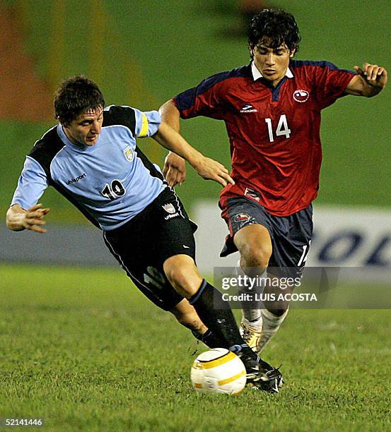Matias Fernandez de la seleccion de Chile disputa el balon con Cristian Rodriguez de Uruguay durante el partido por el campeonato Sudamericano Sub 20...