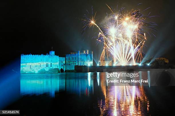 fireworks, guy fawkes night, leeds castle - guy fawkes day stockfoto's en -beelden