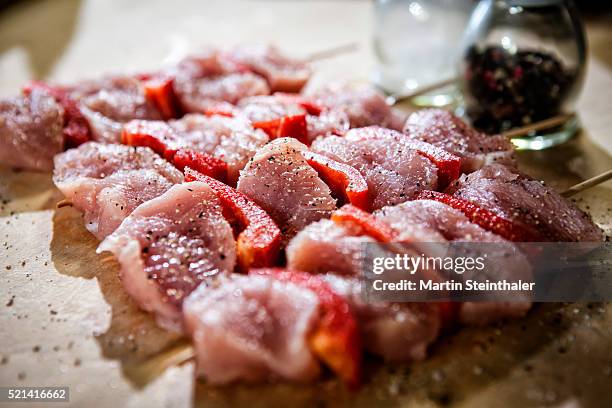 prepared chicken meat skewer with sweet pepper - döner essen stockfoto's en -beelden