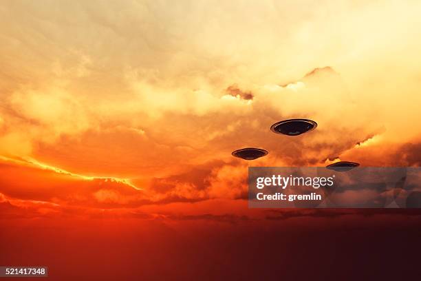 ufos nahen fliegen bei sonnenuntergang - ufo stock-fotos und bilder