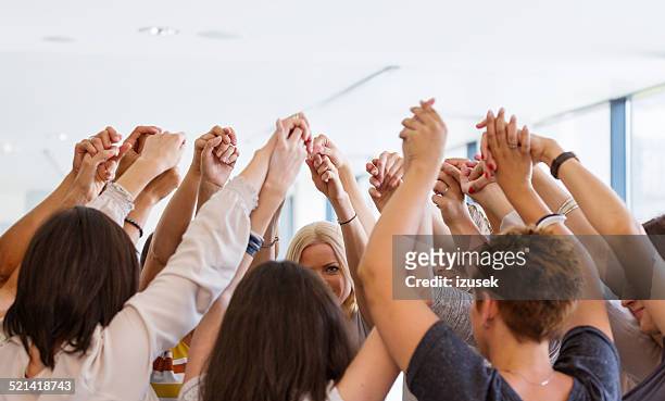 gruppo di donne con le mani. concetto di unità - solo donne foto e immagini stock
