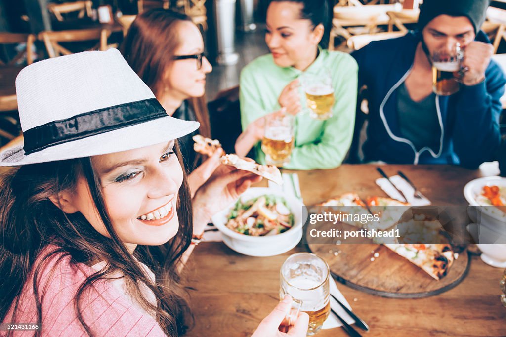 Freunde Spaß haben gemeinsam in der Bar