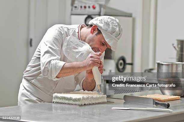 pastry chef - pasteleiro imagens e fotografias de stock