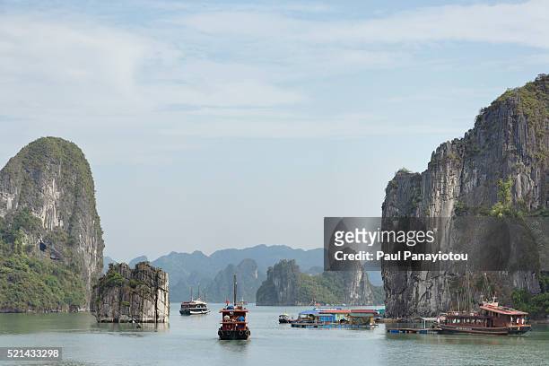 floating village of vong vieng, halong bay, vietnam - ハロン湾 ストックフォトと画像