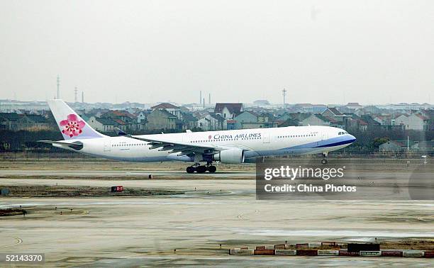 An airliner of China Airlines from Taiwan lands on the Shanghai Podong International Airport on February 5, 2005 in Shanghbai, China. The first...
