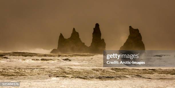 basalt sea stacks and waves, iceland - basalt column stockfoto's en -beelden