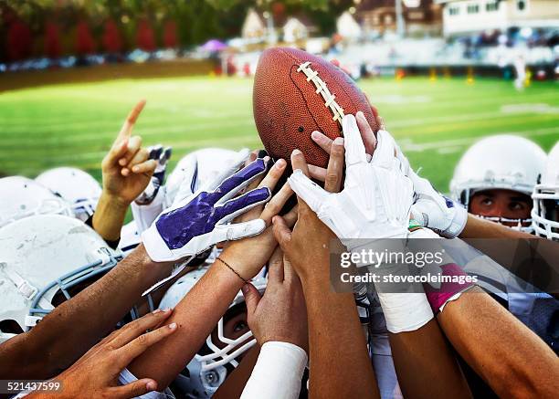 fútbol americano - huddles in sport fotografías e imágenes de stock
