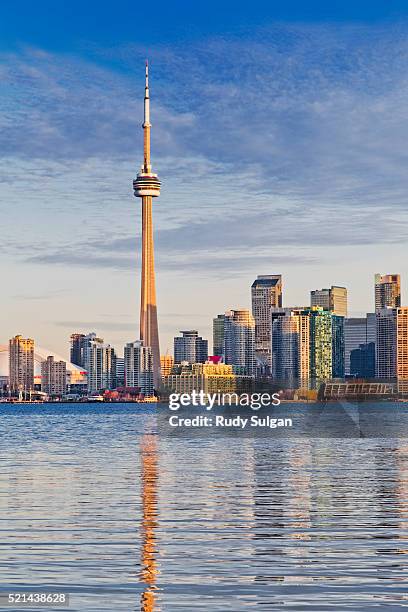 toronto skyline and lake ontario at twilight - toronto imagens e fotografias de stock