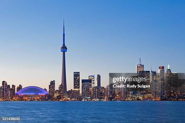 toronto skyline and lake ontario at twilight - toronto stockfoto's en -beelden