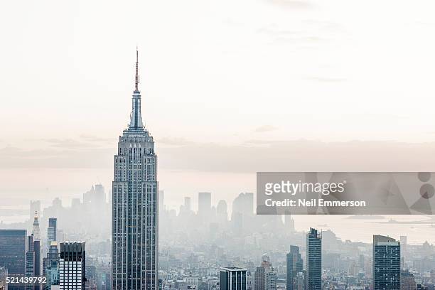 empire state building in new york - skyline fotografías e imágenes de stock